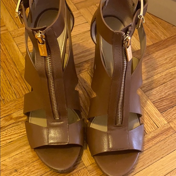 Micheal Kors Anya Open Toe Sandles - Picture 2 of 8